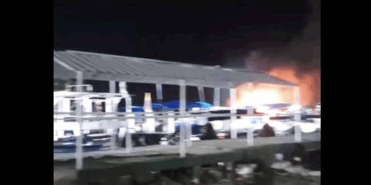 Voraz incendio esta madrugada destruyó embarcación en muelle aledaño a la casa de la cultura esta madrugada.